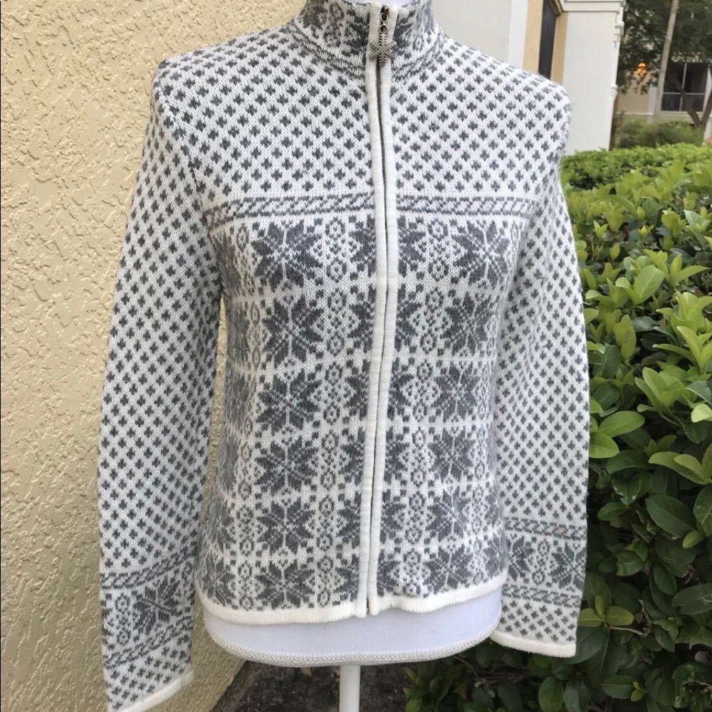 🍁 3/$21 - Charter Club Snowflake Knit Sweater